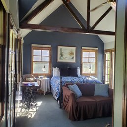 Red Baron cottage is very comfortable, tastefully decorated with a nice back patio on which to relax and enjoy the views.