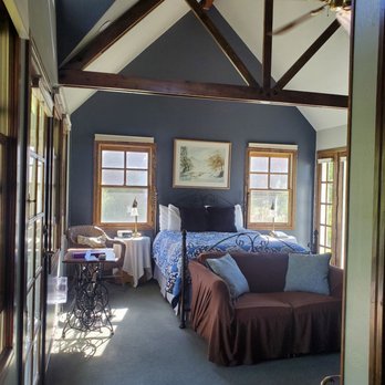 Apple Orchard Inn - Red Baron cottage is very comfortable, tastefully decorated with a nice back patio on which to relax and enjoy the views. - Bed & Breakfast Near Me - Durango, Colorado