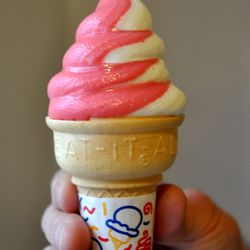 Yogeeze Frozen Yogurt - Make a cone!