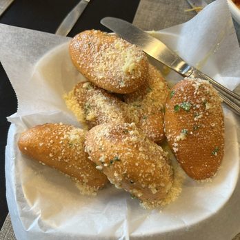 Il Baretto - 6 Garlic rolls OMG the butter!! So good! - Pizza Near Me - Plantation, Florida Il Baretto - 6 Garlic rolls OMG the butter!! So good! - Pizza Near Me - Plantation, Florida