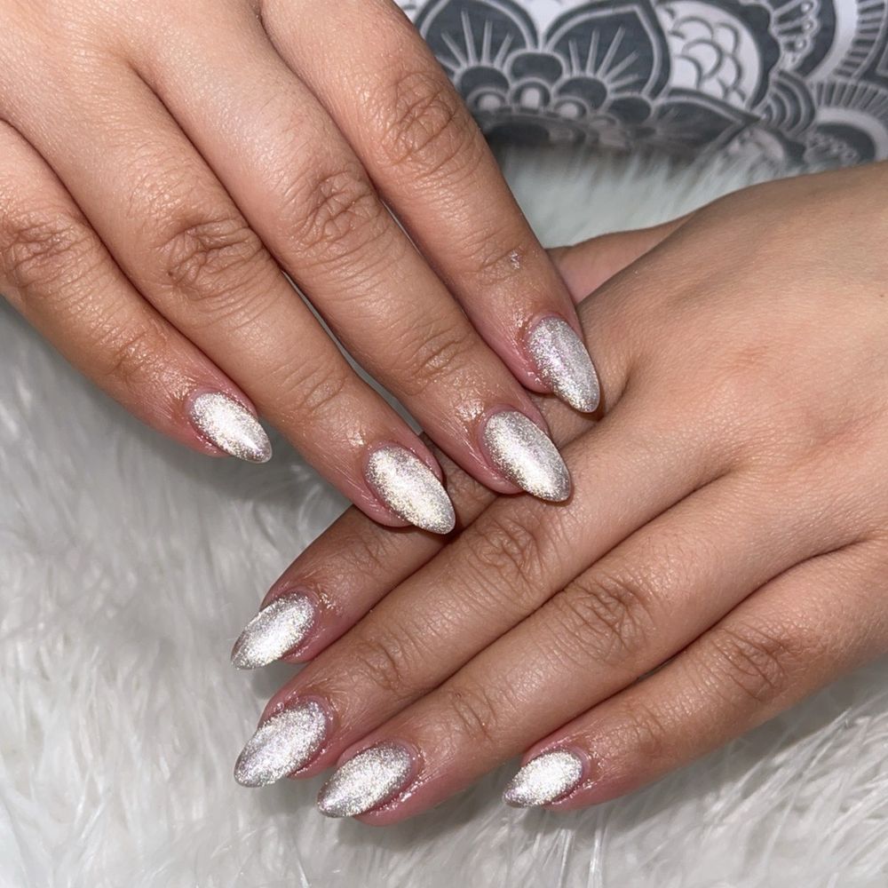Almond shape nails and a cat eye polish Almond shape nails and a cat eye polish