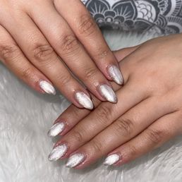 Almond shape nails and a cat eye polish Almond shape nails and a cat eye polish