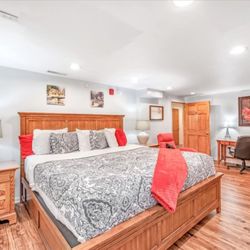 Harmony Inn - King bed, desk