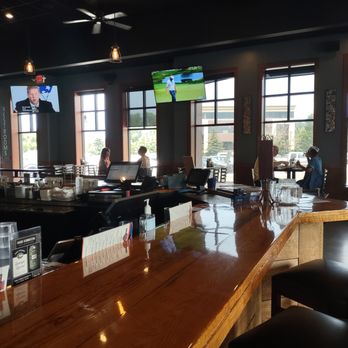 Union 32 Craft House - looking down the bar - Sports Bars Near Me - Eagan, Minnesota
