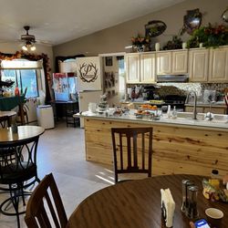 Vista Del Rio Lodge - Breakfast dining room
