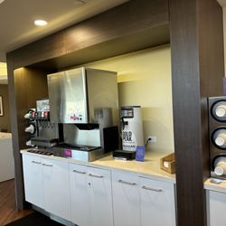 Hawaiian Airlines - Premier Club - Tea and soft drink area