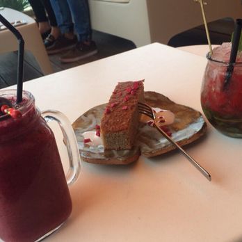 Royal Beach Gastrosenses - red smoothie, virgin mojito & cake, all together for 18€, which is not cheap but normal for this place, since it's directly at the beach - Spanish Near Me - Muro, PM