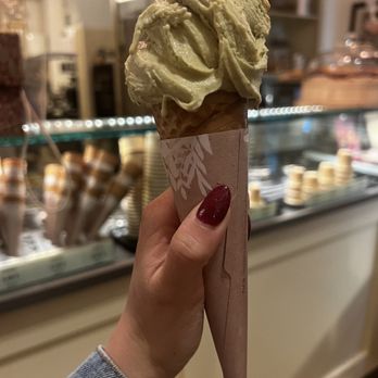 Cremeria Santo Stefano - Piccolo Gelato al Pistachio su un Cono (3 Euro, Novembre 2023) - Ice Cream & Frozen Yogurt Near Me - Bologna, BO Cremeria Santo Stefano - Piccolo Gelato al Pistachio su un Cono (3 Euro, Novembre 2023) - Ice Cream & Frozen Yogurt Near Me - Bologna, BO