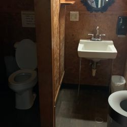 Anchor Inn Campground & Cabins - Women's restroom