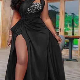 This is what the Bridesmaid should look like in black and crystal This is what the Bridesmaid should look like in black and crystal