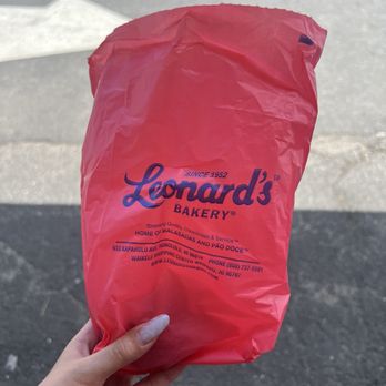 Leonard's Bakery - classic hot pink leonard's bag - Bakeries Near Me - Honolulu, Hawaii Leonard's Bakery - classic hot pink leonard's bag - Bakeries Near Me - Honolulu, Hawaii