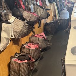 And this is why you only get the leftover junk from lululemon
