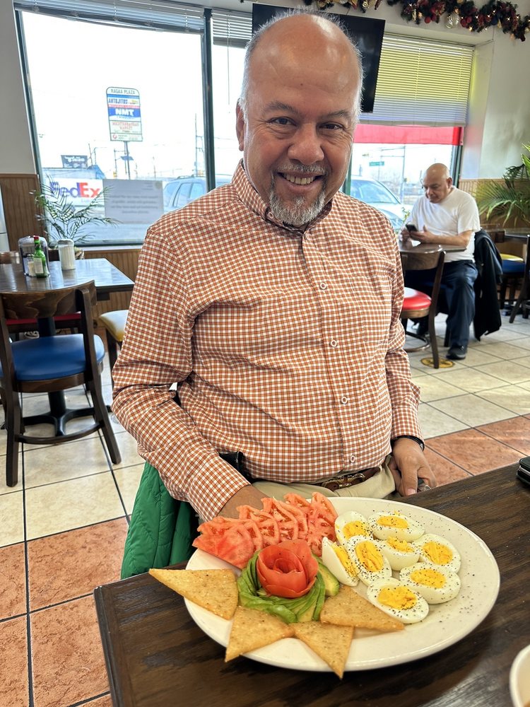 Antojitos Y Mas Logo