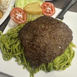 Tallarin Verde con Bisteck Frito