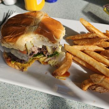 Mulligan's Grille in Historic Cottage Row - Cheese burger 1/2 lb...awesome - Seafood Near Me - Nags Head, North Carolina