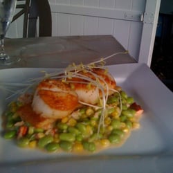 Canvas Cafe - Great scallops with lobster broth