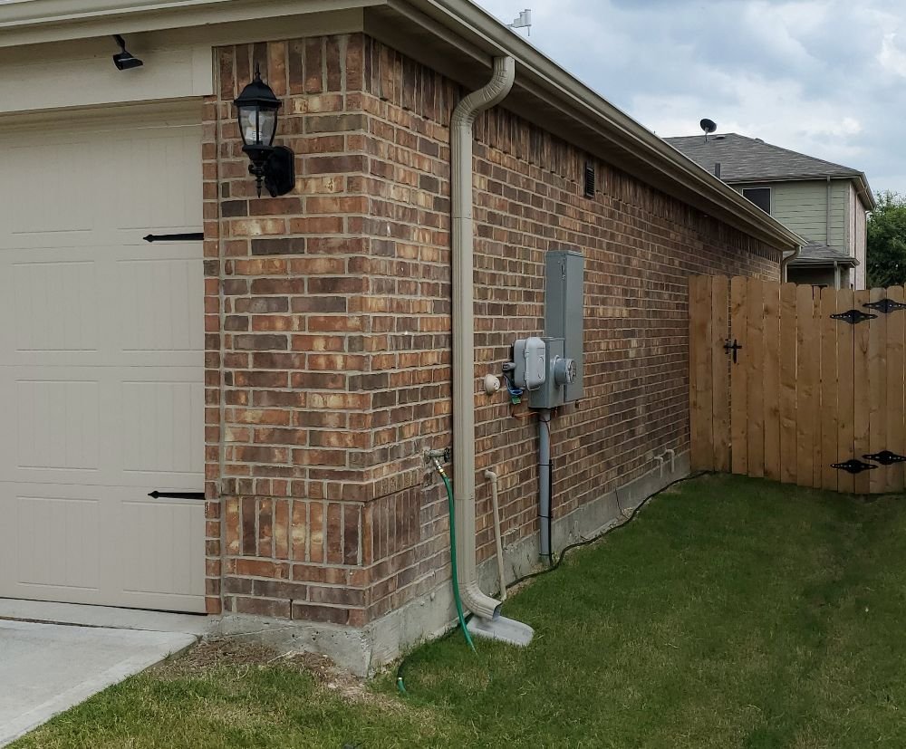 Slide of Black Diamond Seamless Gutter