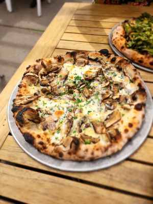 Pizzeria Lola by null