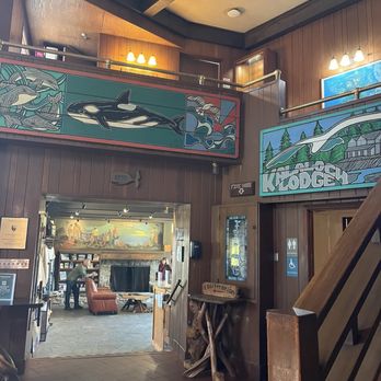 Creekside Restaurant - Waiting area in the lobby - American Near Me - Forks, Washington