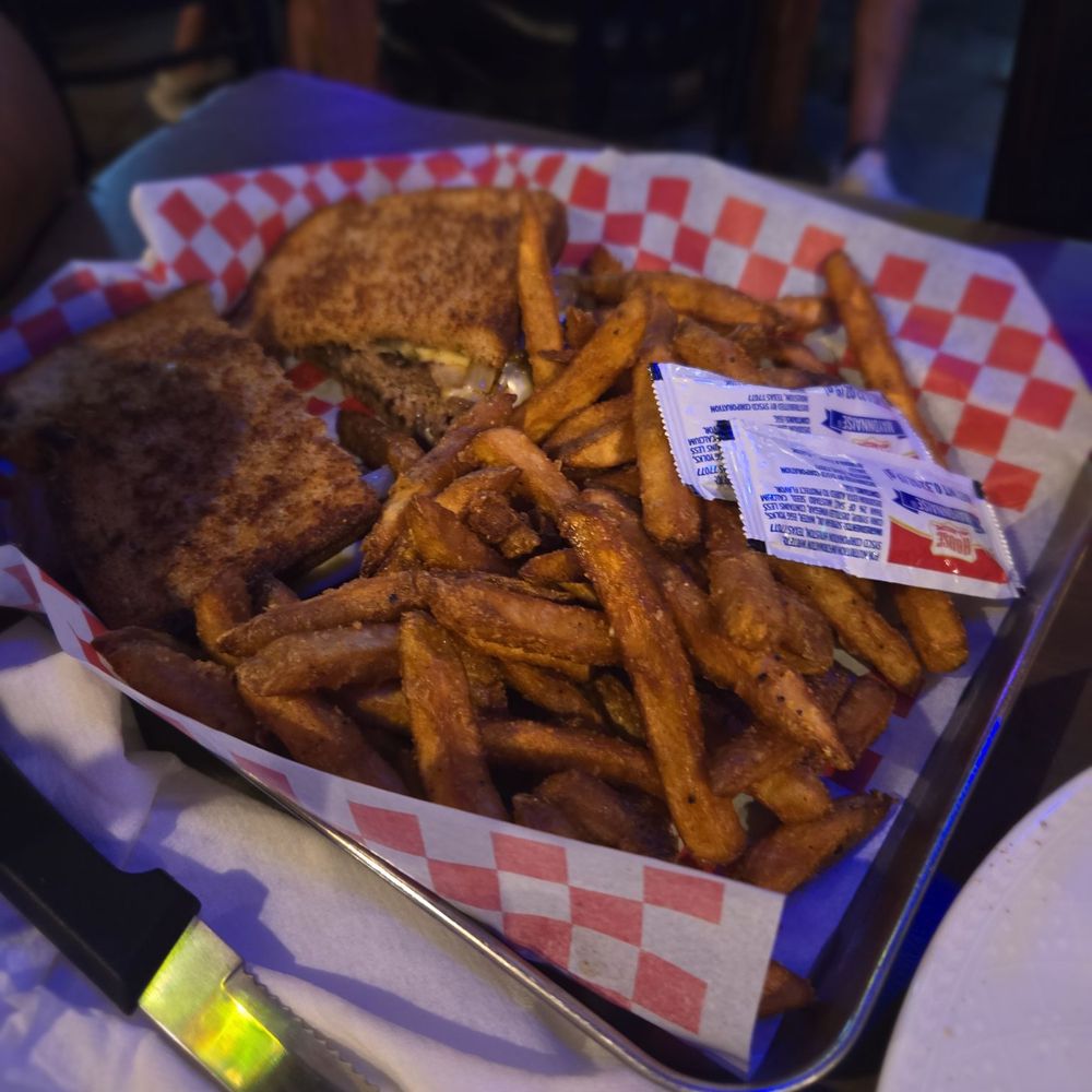Old Courthouse Tavern - Patty melt + fries - New American Near Me - Fayetteville, Georgia