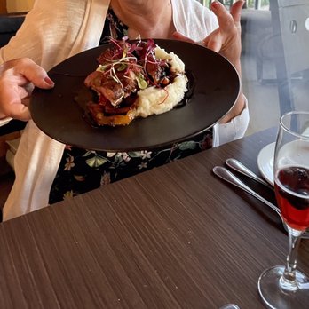 Restaurant Quilliams - a woman holding a plate of food - Bars Near Me - Knowlton, Quebec Restaurant Quilliams - a woman holding a plate of food - Bars Near Me - Knowlton, Quebec