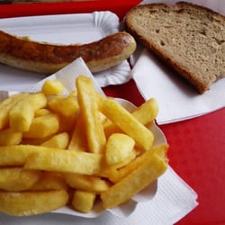 Snack Point - Best Worscht in Town - Pommes normal (2,30€) und Bratwurst mit Brot (2,90€)