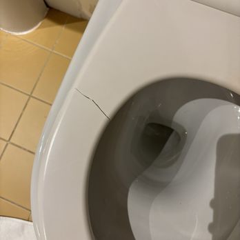 Hôtel Bienvenue - Cracked toilet seat - Hotels Near Me - Paris, 75