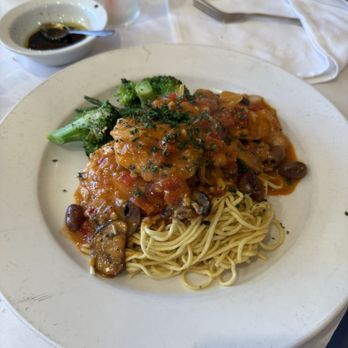 La Tavolata - Scaloppine di Pollo ai Funghi - Italian Near Me - Artesia, California La Tavolata - Scaloppine di Pollo ai Funghi - Italian Near Me - Artesia, California
