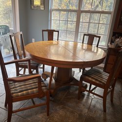 American Furniture Exchange - Round oak table & 5 chairs