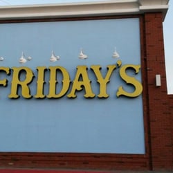 Tgi Friday's - Este letrero se enciende cuando la noche cae.