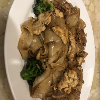 Pink Elephant - Pad se ew with chicken $9- where's the Chinese broccoli listed on the menu? Only 4 pieces of regular broccoli! - Japanese Near Me - Canoga Park, California Pink Elephant - Pad se ew with chicken $9- where's the Chinese broccoli listed on the menu? Only 4 pieces of regular broccoli! - Japanese Near Me - Canoga Park, California