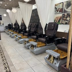 Le Le Nails - New pedicure chairs.