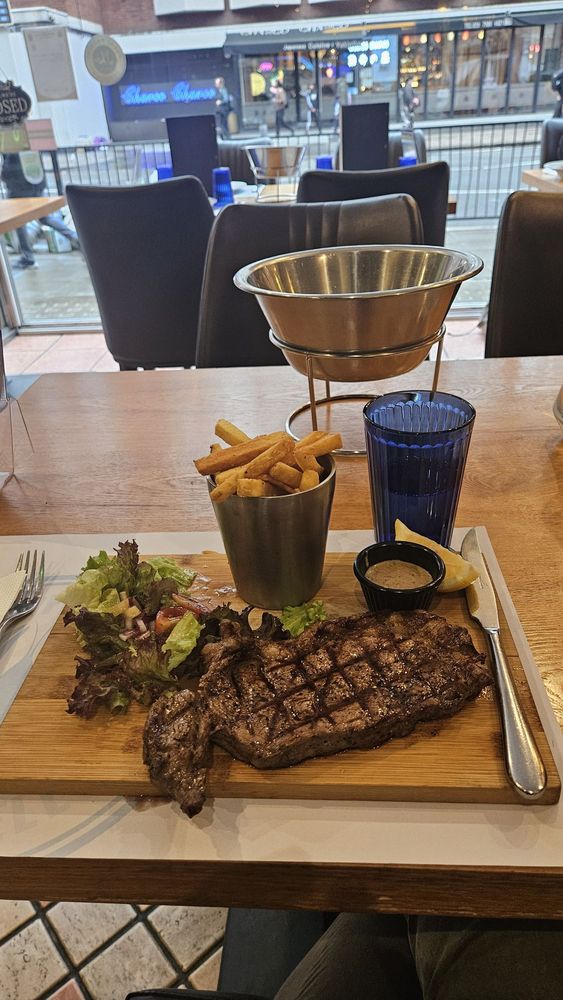 Shell - Sirloin steak - served with fries, salad & peppercorn sauce - Gas Stations Near Me - London, XGL Shell - Sirloin steak - served with fries, salad & peppercorn sauce - Gas Stations Near Me - London, XGL