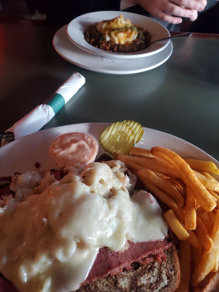 FLAHERTY’S THREE FLAGS INN - Updated July 2026 - 40 Photos & 98 Reviews ...
