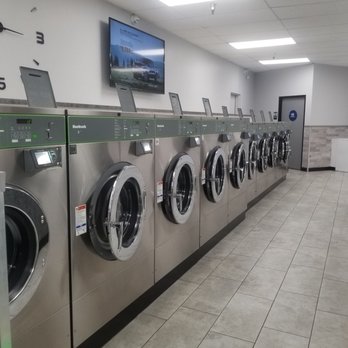 Iowa Coin laundry - Washing machines. Television. Bathroom - Laundromat Near Me - Riverside, California