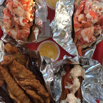 Red's Eats - Lobster roll and Holly Moore dog - Seafood Near Me - Wiscasset, Maine
