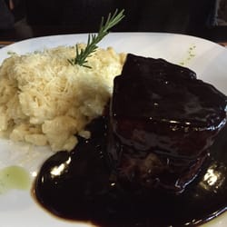 Harry Pisek - Filet Mignon puxado no vinho tinto, acompanhado de nhoque com queijo brie.