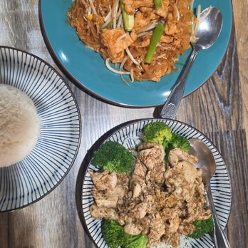 Siam Thai Kitchen - Garlic Pepper Chicken and Pad Thai - Thai Near Me - Mission Viejo, California