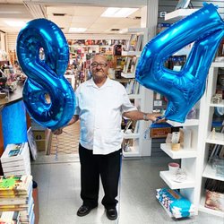 Luciano's Books - Luciano Rodríguez celebrando sus 84 años en su Luciano's Books