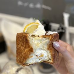 Kream Dessert - Yuzu croissant cube