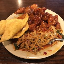 Jumbo Chinese Restaurant - General Tso's, crab Rangoon, and chow mein.