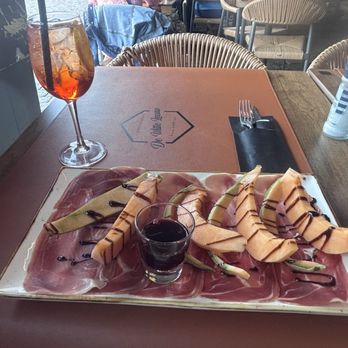 De Zwarte Zee - Mmmm-ham with melon, comes with a glass of Porto. - Cafes Near Me - Gent, VOV De Zwarte Zee - Mmmm-ham with melon, comes with a glass of Porto. - Cafes Near Me - Gent, VOV