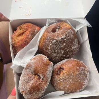 Leonard's Bakery - Food Trucks Near Me - Kaneohe, Hawaii