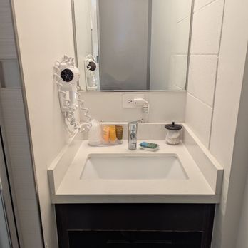 Waikiki Central Hotel - Bathroom - Hotels Near Me - Honolulu, Hawaii Waikiki Central Hotel - Bathroom - Hotels Near Me - Honolulu, Hawaii
