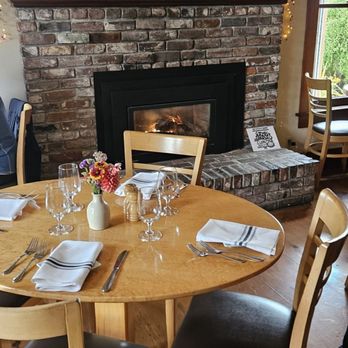 Trillium Cafe & Inn - Pleasant casual interior dining room - New American Near Me - Mendocino, California Trillium Cafe & Inn - Pleasant casual interior dining room - New American Near Me - Mendocino, California