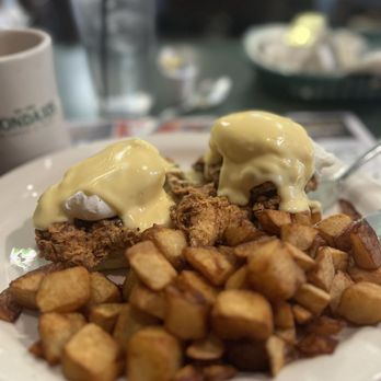 Metro Diner - Fried Chicken Benedict with home fries - Breakfast & Brunch Near Me - Jacksonville, Florida