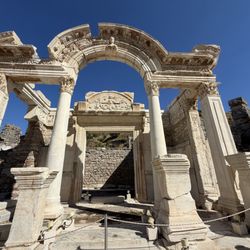 Hadrian Tapınağı