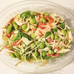 WEDOFOOD - Østerbro - Der var den. Salat med hvidkål, tang, bagt peberfrugt, edamame, sukkerærter og laks...