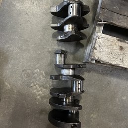 Broken 454 crank supplied by Wayne's Engine Rebuilding after 3 hours run time. Horrible place for engine work.