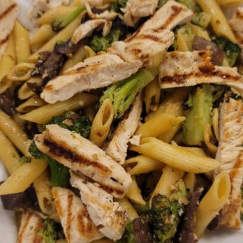 Ariani - Penne "Alfredo" with chicken and broccoli - Italian Near Me - Cape Coral, Florida